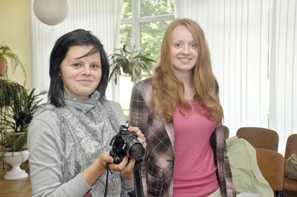 Brīvprātīgās Līva Demidova (no kreisās) un Ieva Alekšūne stāsta, ka pie «Štābiņa» durvīm bērni bieži jau stāv, gaidot, kad tās atslēgs. 