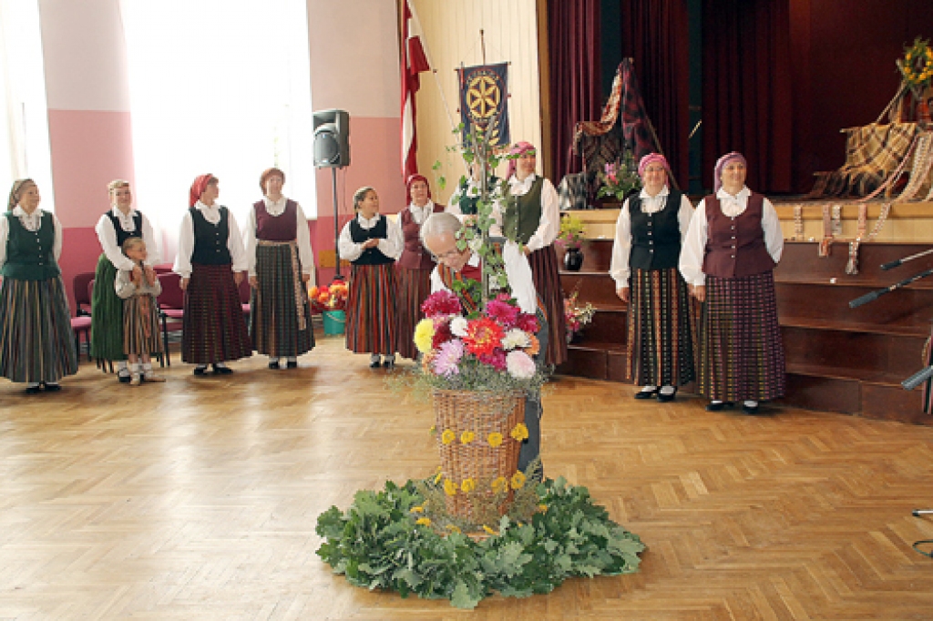 Pirms uzstāšanās katrs folkloras kopas «Vecsaule» dalībnieks grozā ielika skaistu ziedu.
Autors: Uldis Varnevičs