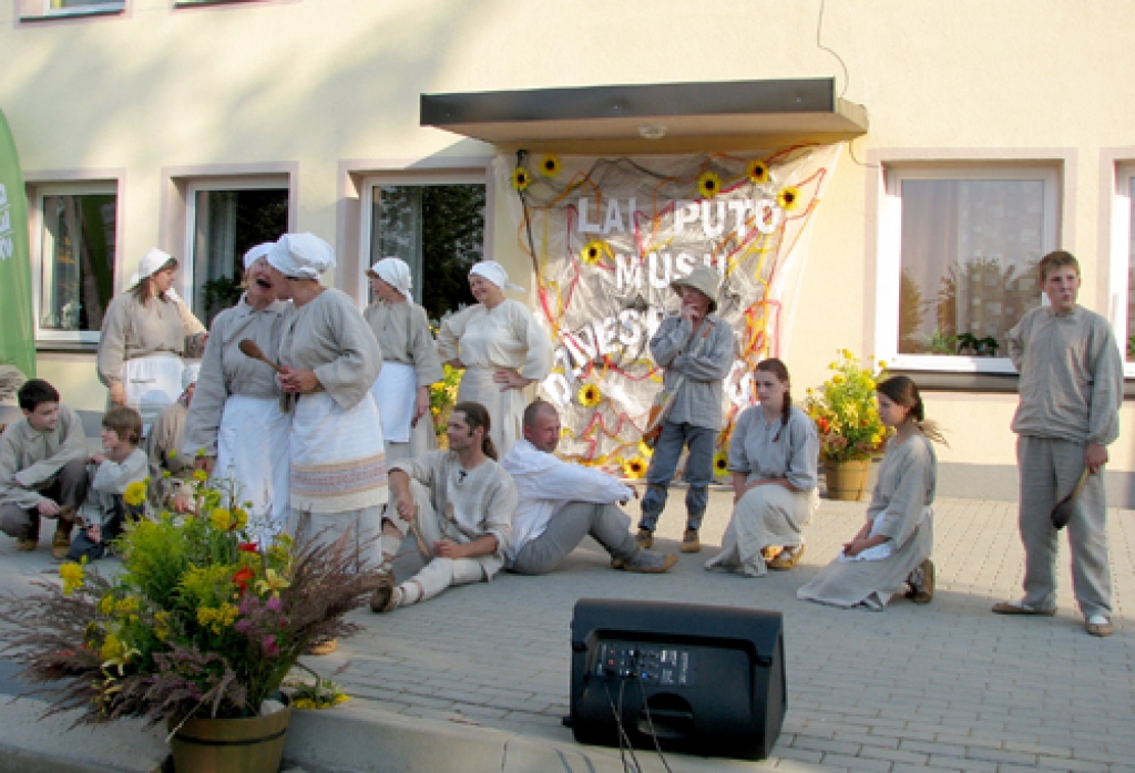 Vecsaules amatierteātris «Mazā ganiņa» fragmentus izrādīja Bauskas novada svētku koncertā Īslīcē.
Autors: Vilnis Auzāns