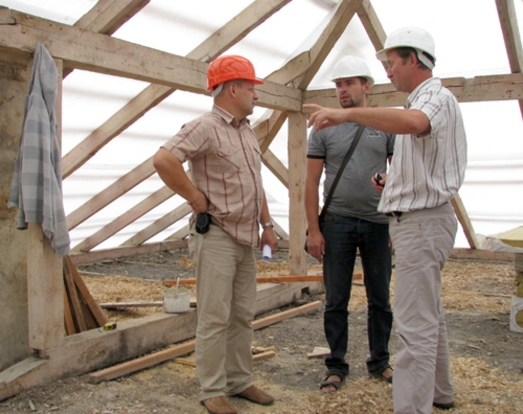 Bauskas Valsts ģimnāzijā tiek mainīts jumts. Par darbu gaitu spriež Bauskas novada Izglītības pārvaldes vadītājas vietnieks Aleksandrs Novickis (no kreisās), firmas KvintetsM» vadītājs Ainārs Marinskis un direktors Raimonds Žabovs. 
Autors: Vilnis Auzāns