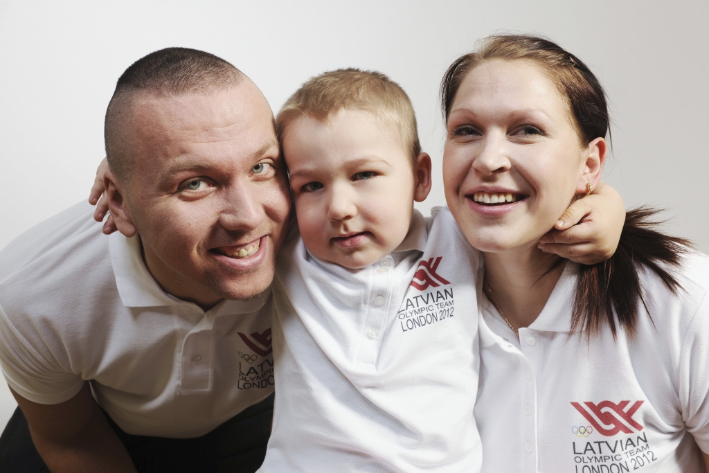 Ainārs Kovals un Sinta Ozoliņa-Kovala ar dēlu Markusu. Šķēpmetēju ģimene ir noskaņota turpināt piedalīties sacensībās un sasniegt labus rezultātus. 
Autors: no «LOK arhīvs/F64»