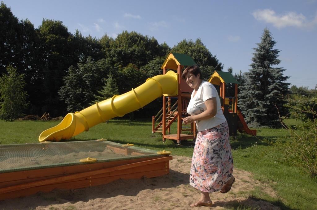 Sarmīte Perševica pie plastmasas slidkalniņa, kas rada bērniem lielāko prieku. 
Autors: Ivars Bogdanovs