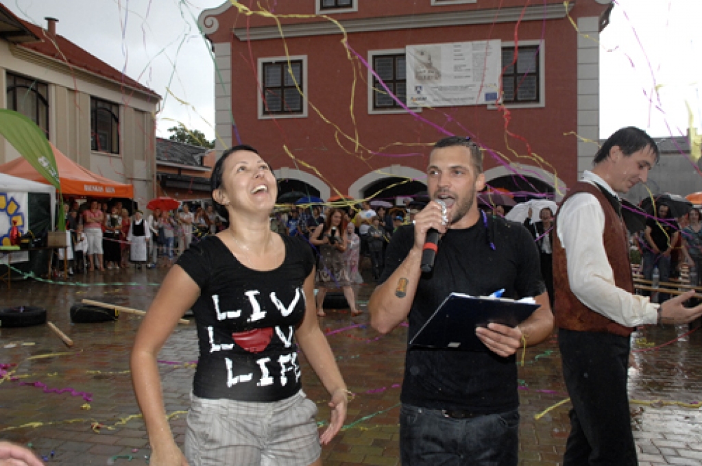 Atrakcijā «Jautrais skrējiens» uzvarēja vecsauliete Digna Labuņķo. Ar panākumu viņu sveic atrakcijas vadītājs Mārcis Pļaviņš.
Autors: Ivars Bogdanovs