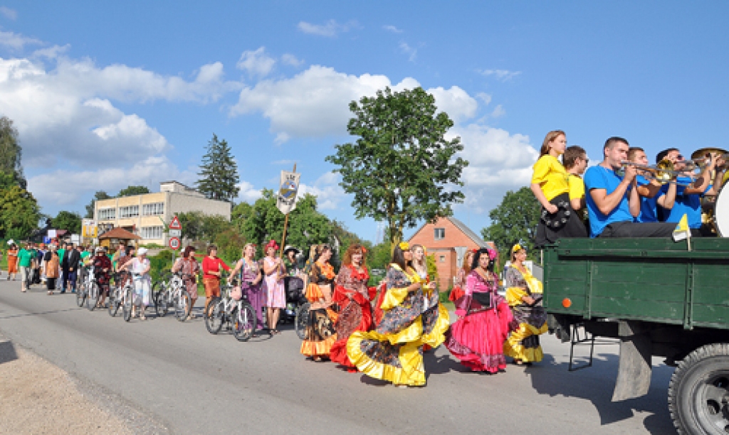 Gājienā pa Skaistkalnes ielām lepni devās amatierkolektīvi, iestāžu un veikalu darbinieki. Kam kravas auto, kam «Jawa» ar blakusvāģi vai mopēds, velosipēdi, retro tērpi un retro auto, iznomāti no Biržu motormuzeja. 
Autors: Žanna Zālīte