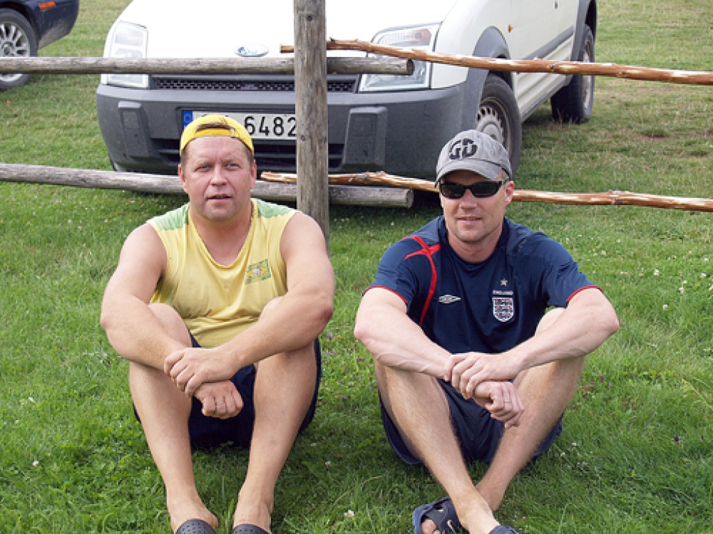 Rolands Linejs (no labās) un Normunds Priede, turnīra uzvarētāji, pirms savu spēļu sākuma nopietni vēroja pretinieku sniegumu.
Autors: Antra Ērgle