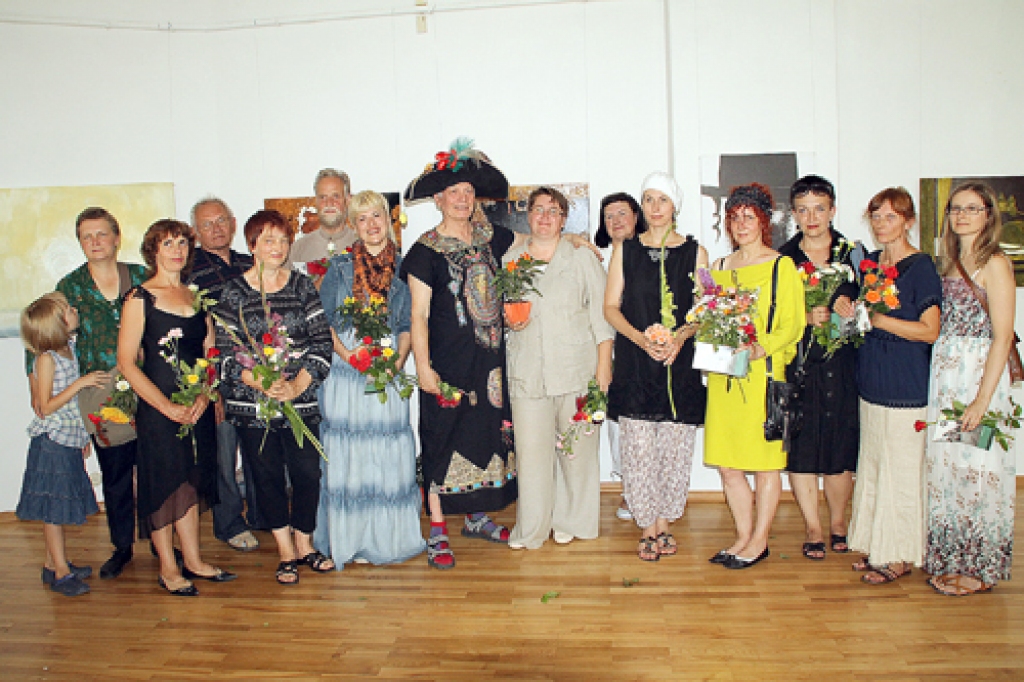 Plenēra «Bauskas vasara 2012» dalībnieki izstādes atklāšanā.  
Autors: Uldis Varnevičs