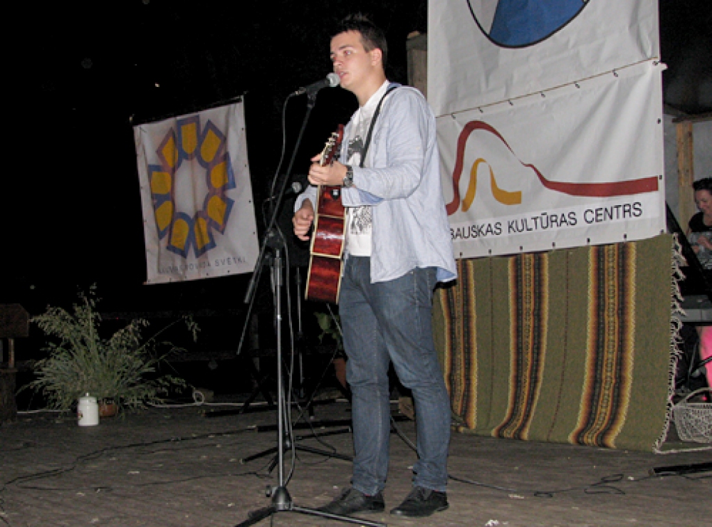 Koncerta noslēgumā zem naksnīgajām debesīm balādes izpilda Mārtiņš Ruskis. 
Autors: Vilnis Auzāns