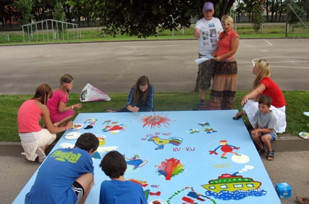 Īslīces SOS bērnu ciematā top 15 gadu jubilejai veltīts zīmējums, kas ataino  iemītnieku sapņu tēlus. Kopdarba tapšanu 3. augustā vadīja mākslinieks Jānis Anmanis. 
Autors: Māris Krūmiņš