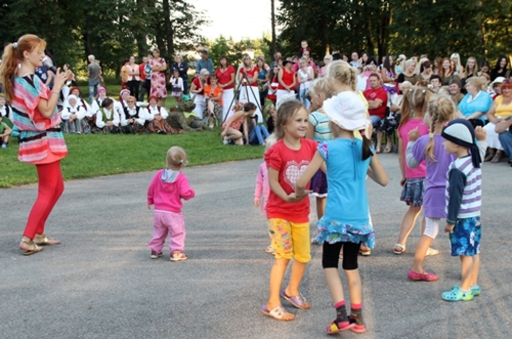 Sabīne Berezina aicina bērnus kāpt uz skatuves un dejot. 
Autors: Uldis Varnevičs