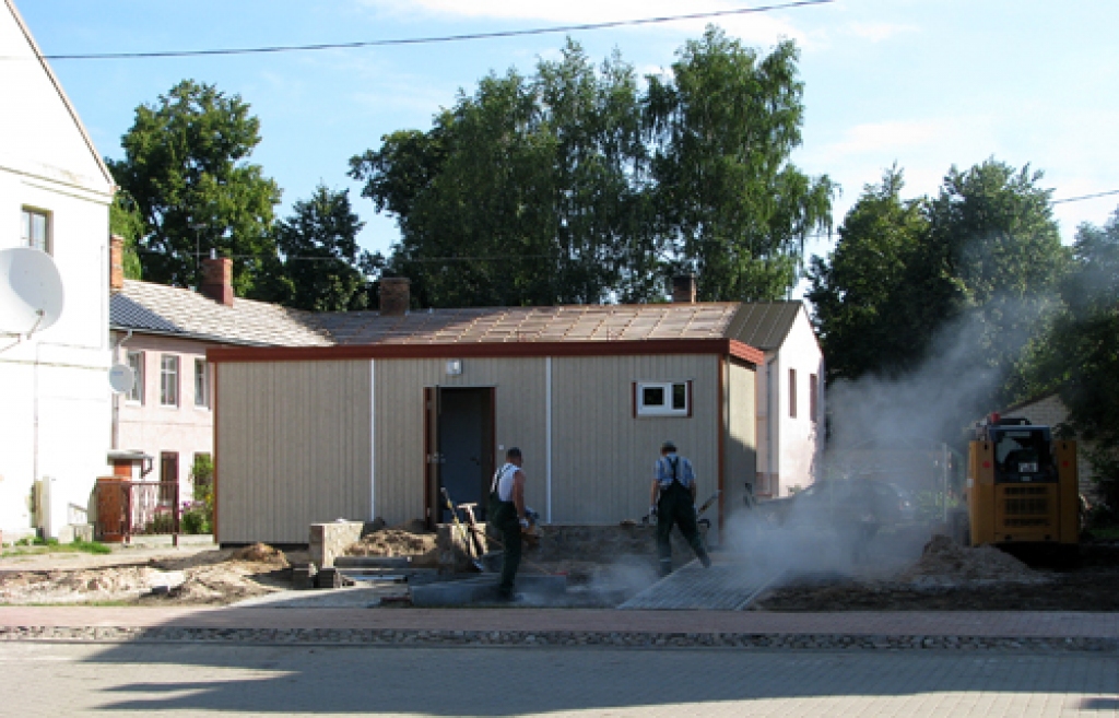 Tiek veikti pēdējie labiekārtošanas darbi, lai Rātslaukumā līdz svētkiem nodotu ekspluatācijā jauno tualeti. 
Autors: Vilnis Auzāns