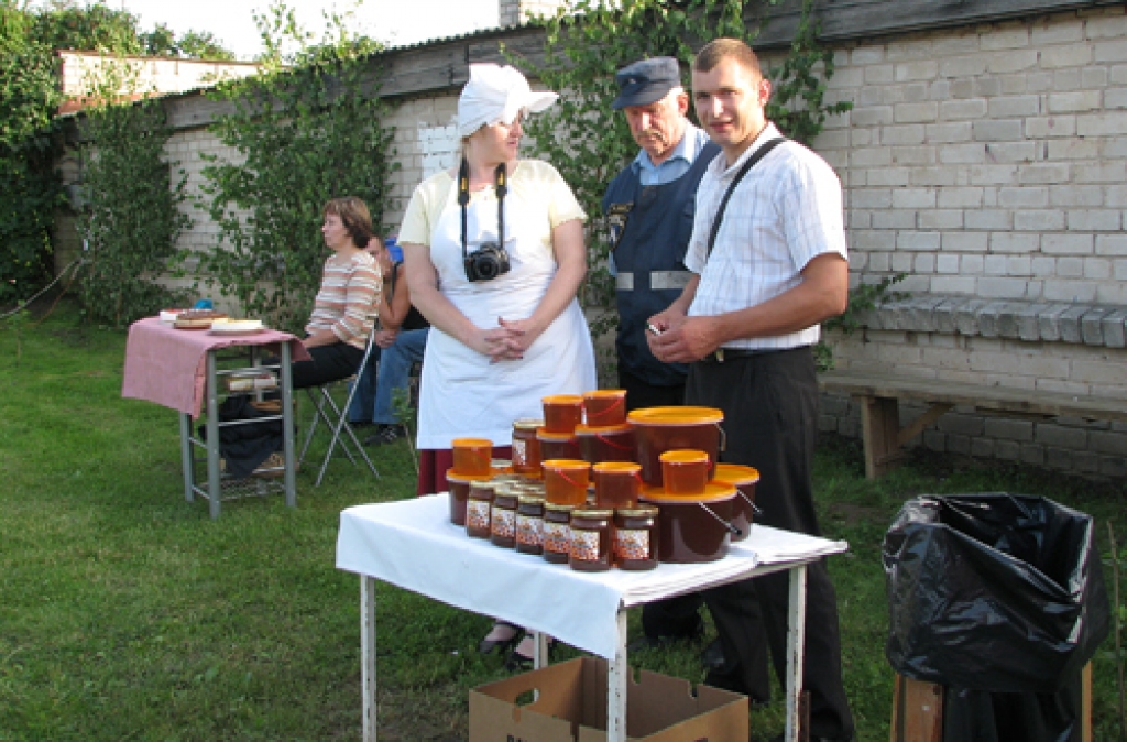 Kārtībnieka Aldona Bula modrā acs pieskata visus, gan svētku dalībniekus, gan tirgotājus.
Autors: Vilnis Auzāns