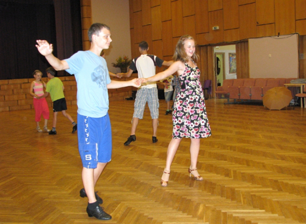 Pirmā nodarbību diena rit aizrautīgi. Priekšplānā Elvis Dredžels ar partneri Lauru Volfu.
Autors: Vilnis Auzāns