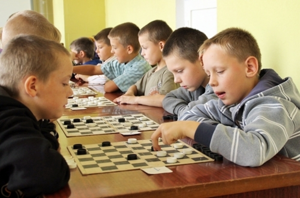 Septembrī Bauskas novadā notika vairākas skolēnu sacensības. Ar deviņgadīgo skolēnu sacensībām 19. septembrī sākās Bauskas novada 2012. gada atklātās olimpiādes meistarsacīkstes 64 lauciņu dambretē. Puišiem pārliecinoši labākie bija abi...
Autors: Uldis Varnevičs