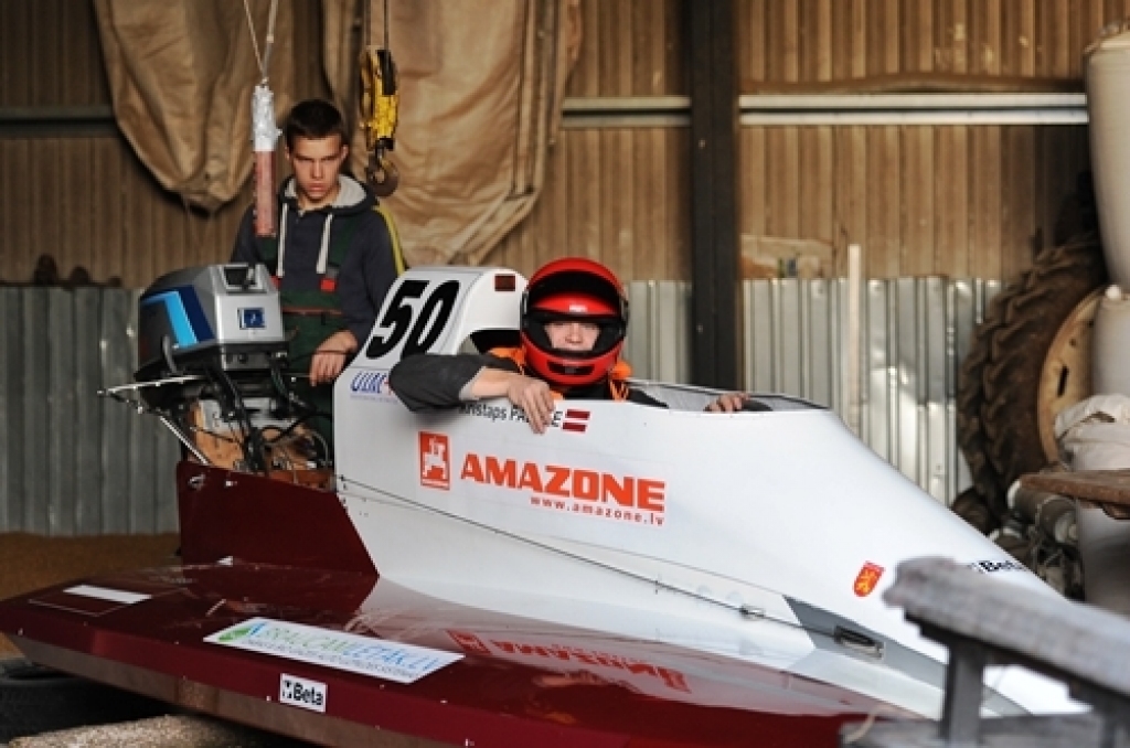 Ūdensmotosporta komanda «Mēmeles sports» guva uzvaru Latvijas čempionāta posmā Jēkabpilī 22. septembrī un kopvērtējumā kļuva par Latvijas čempioniem vienību vērtējumā. 

Jāuzteic baušķenieces Endijas Zaumanes debija JT-250 klasē, kur nācās...