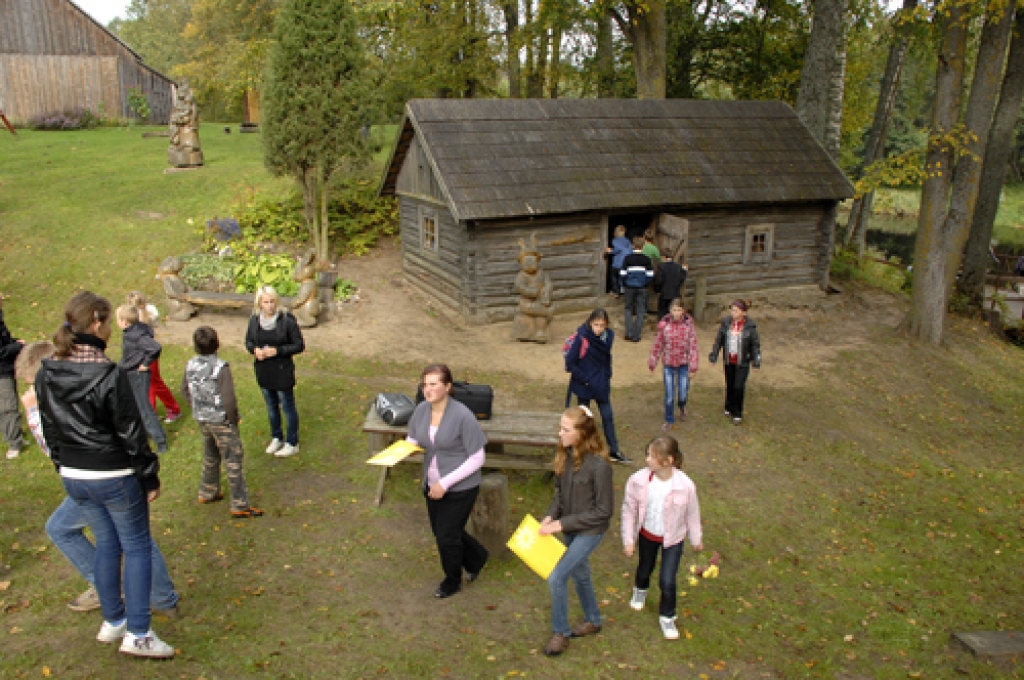 Bauskas novada 5. klašu skolēni 25. septembra pēcpusdienā pulcējās Viļa Plūdoņa muzejā «Lejenieki» Ceraukstes pagastā, kur notika dzejas dienu sarīkojums. Sarīkojums Viļa Plūdoņa muzejā ar nosaukumu «Kad zelta vējš pa ziediem iet ...» bija...
Autors: Ivars Bogdanovs