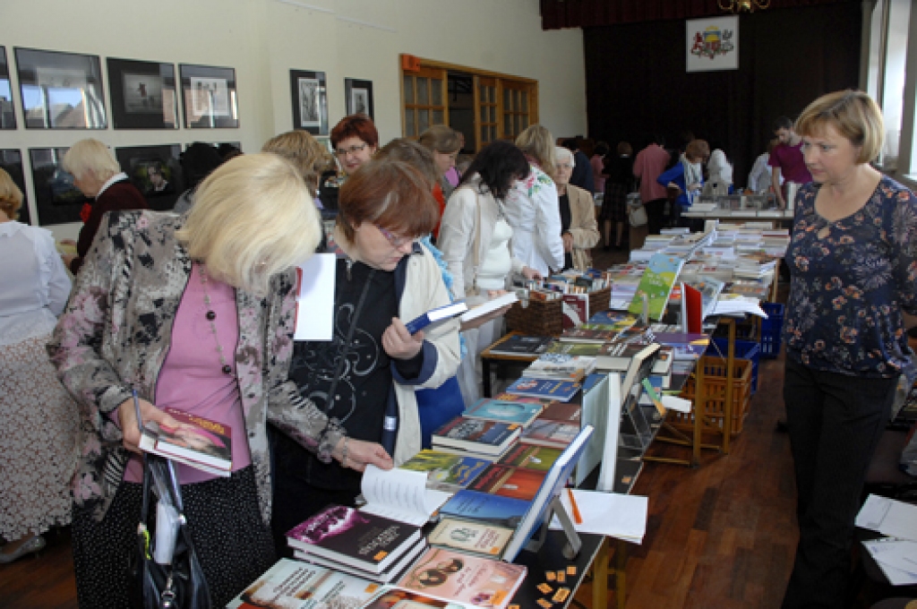Tradicionālie Grāmatu svētki, kas 21. septembrī notika Bauskā, apmeklētājiem šķita ļoti aizraujoši. Bērnus un jauniešus patīkami pārsteidza tikšanās ar jauno rakstnieci Ilzi Liliānu Muižzemnieci. Talantīgajai meitenei ir 16 gadu....
Autors: Ivars Bogdanovs