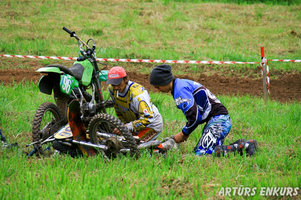Vecumniekos, Turku kalnu trasē, 22. septembrī norisinājās «Zelta mopēda» un retro motociklu sacensības motokrosā. Šīs sacīkstes ir veltītas Vecumnieku motokluba «Liesma» pirmā vadītāja Viktora Teseļska piemiņai. Sacensībās piedalījās 55...