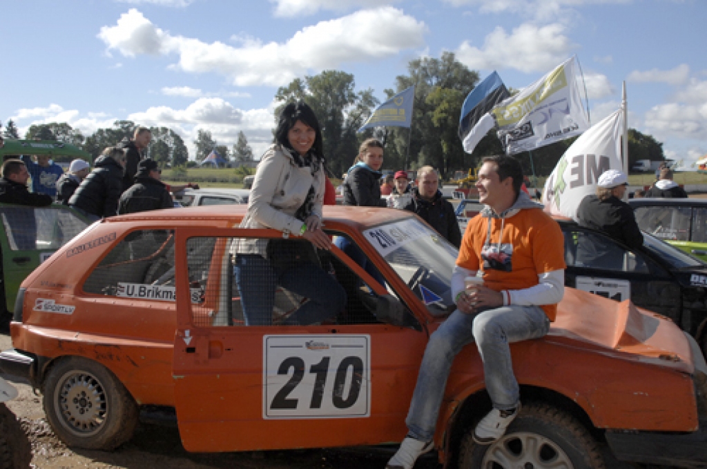 Čempionāts 8. un 9. septembrī Mūsas trasē pulcēja ap 140 autosportistu, ritēja principiāla cīņa par medaļām.

Sestdien varēja vērot CK 125 kroskartu un mazo Beta bagiju braucienus, bet svētdien sīvi cīkstējās kuplā folkreisa armāda....
Autors: Ivars Bogdanovs