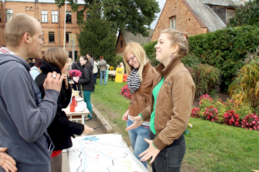 Katrīna Paegle (no labās) un Madara Žemaite piedāvāja uzskicēt Bausku nākotnē. 
Autors: Uldis Varnevičs