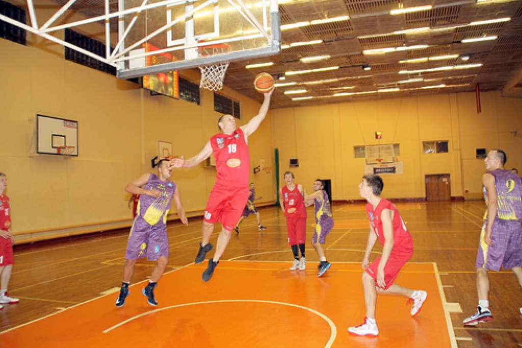 Ivars Zemītis, BK «Dartija» uzbrucējs, izcīna bumbu zem groza. 
Autors: Uldis Varnevičs