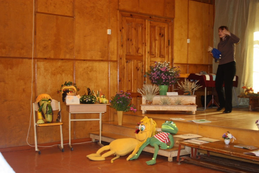 Ingūna Radziņa Zālītes skolas bērniem dzejoļus ne tikai lasīja, bet arī rādīja, ņemot talkā pašas šūtās lelles.
Autors: No skolas arhīva.