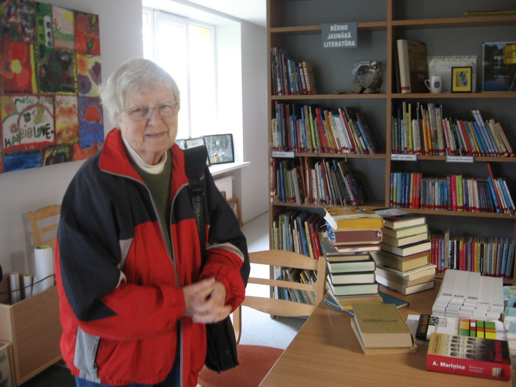 Ārija Breikša Zorģu bibliotēkai dāvāja trimdā izdotās latviešu grāmatas.
Autors: No bibliotēkas arhīva.