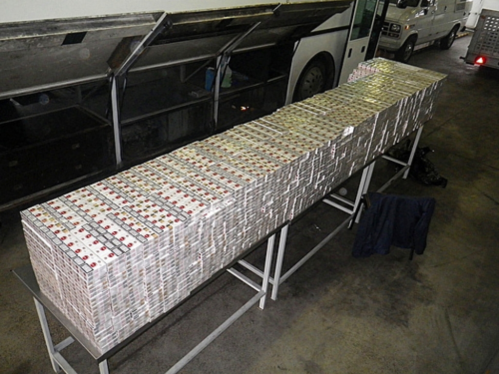 Cigarešu kontrabandisti savu mantu bija noslēpuši autobusu salonos visdažādākajās vietās. 
Autors: VID