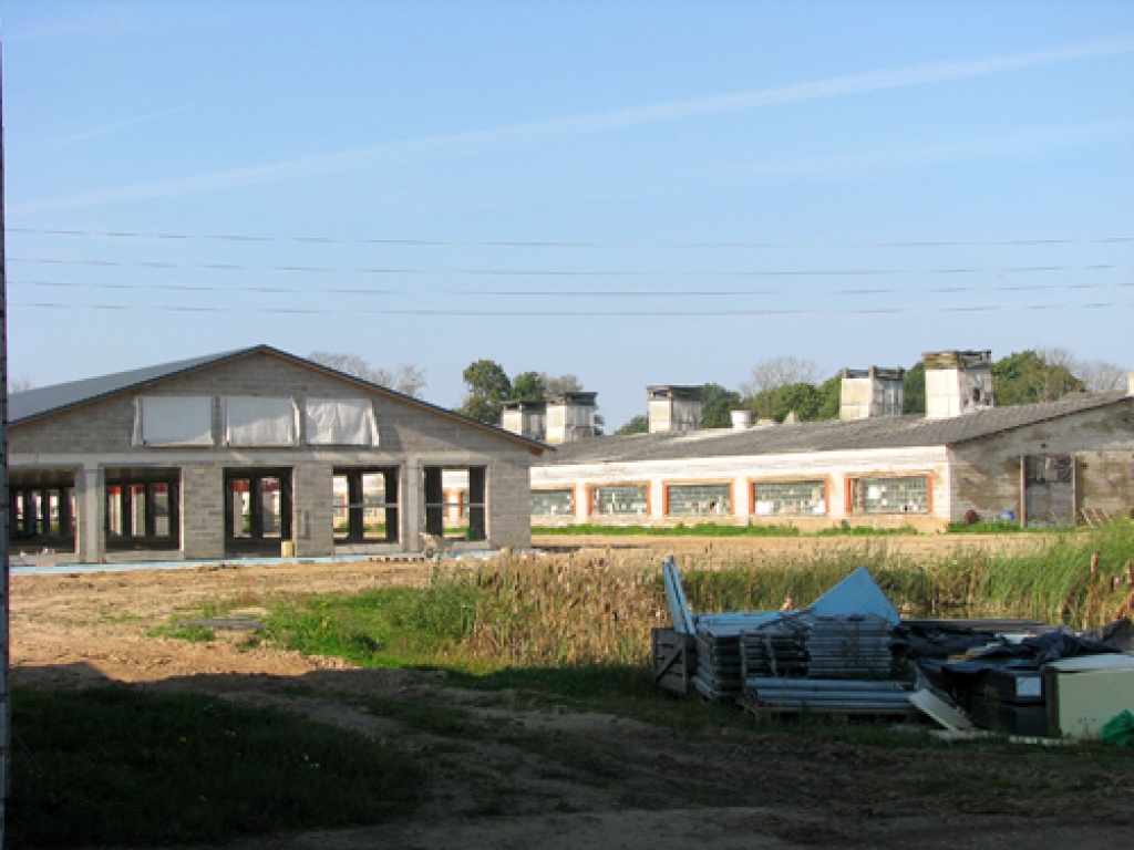 SIA «Uzvara-Strauti» tiek būvētas jaunas cūku kūtis. «Bauskas Dzīve» pirms nedēļas pārliecinājās, ka līdz darbu pilnai pabeigšanai vēl daudz darāmā. 
Autors: Vilnis Auzāns