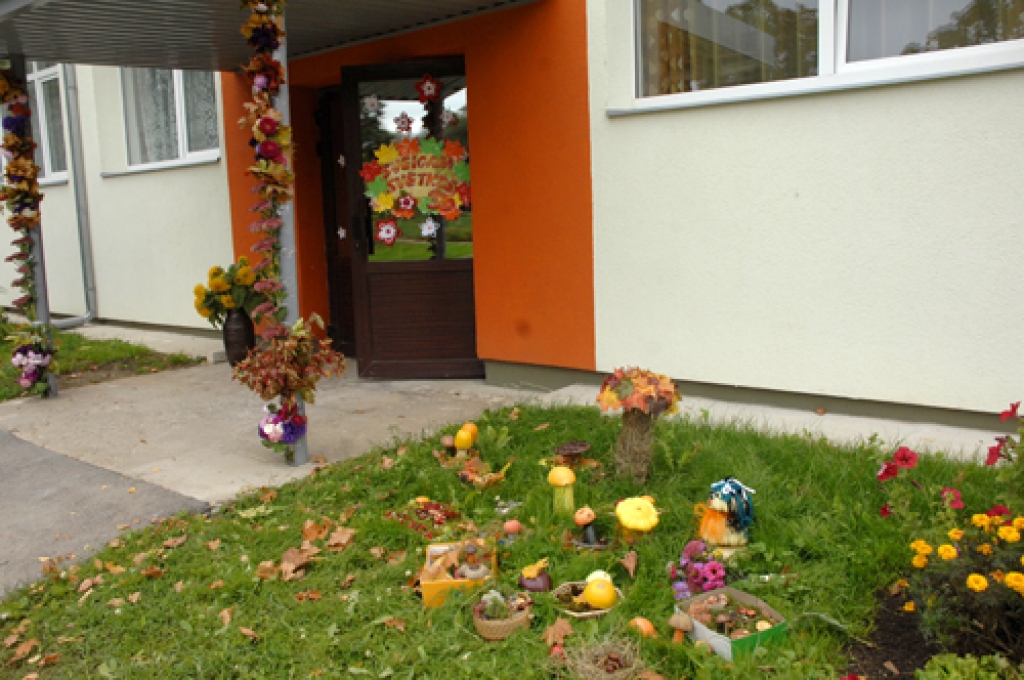 Gaidot Miķeļdienu, pie bērnudārza «Zīlīte» rudens noskaņās iekārtota  kompozīciju izstāde. 
Autors: Ivars Bogdanovs