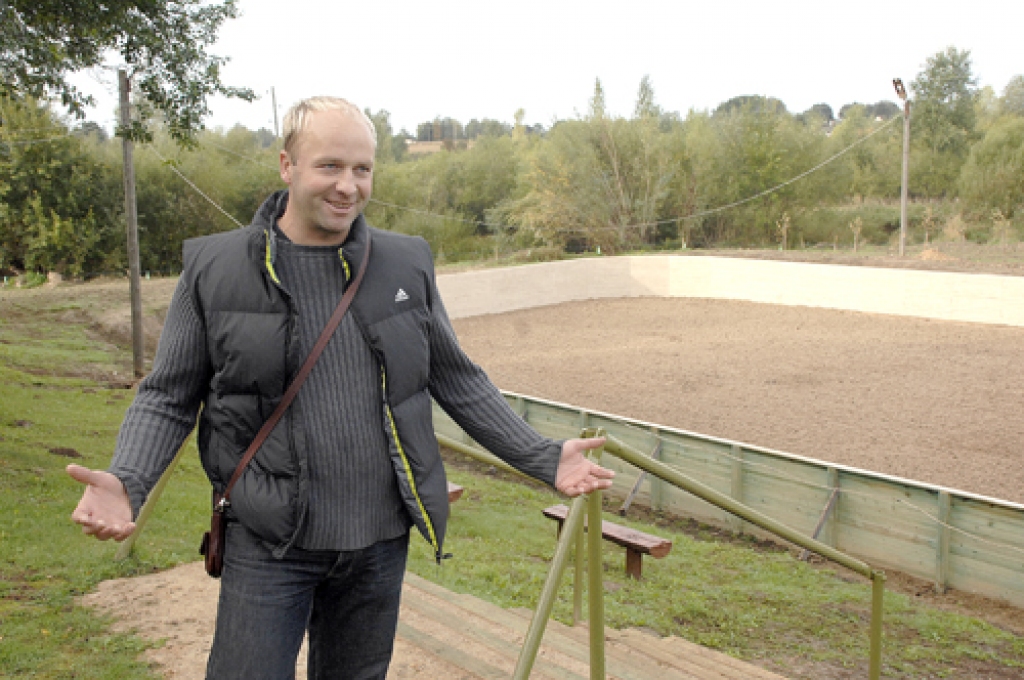 Gvido Kalnmalis, sporta skolotājs, rāda šovasar labiekārtoto hokeja laukumu Mežotnes pagasta Garozā. 
Autors: Ivars Bogdanovs