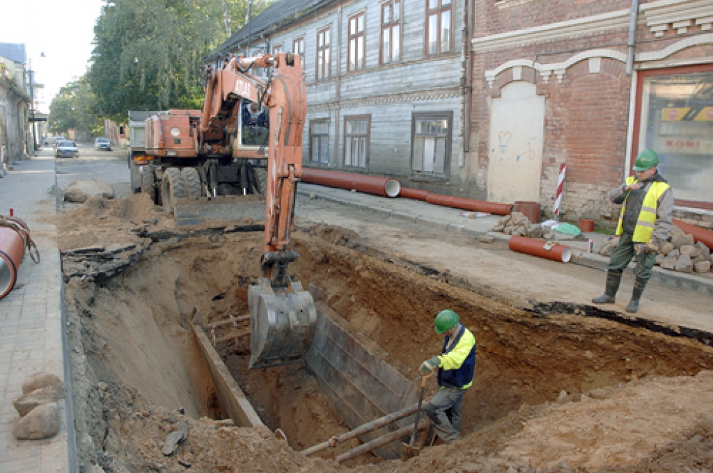 Rīgas un Saules ielas krustojumā ūdenssaimniecības būvdarbi notiek lielā dziļumā, tāpēc tie rit lēni. 
Autors: Ivars Bogdanovs