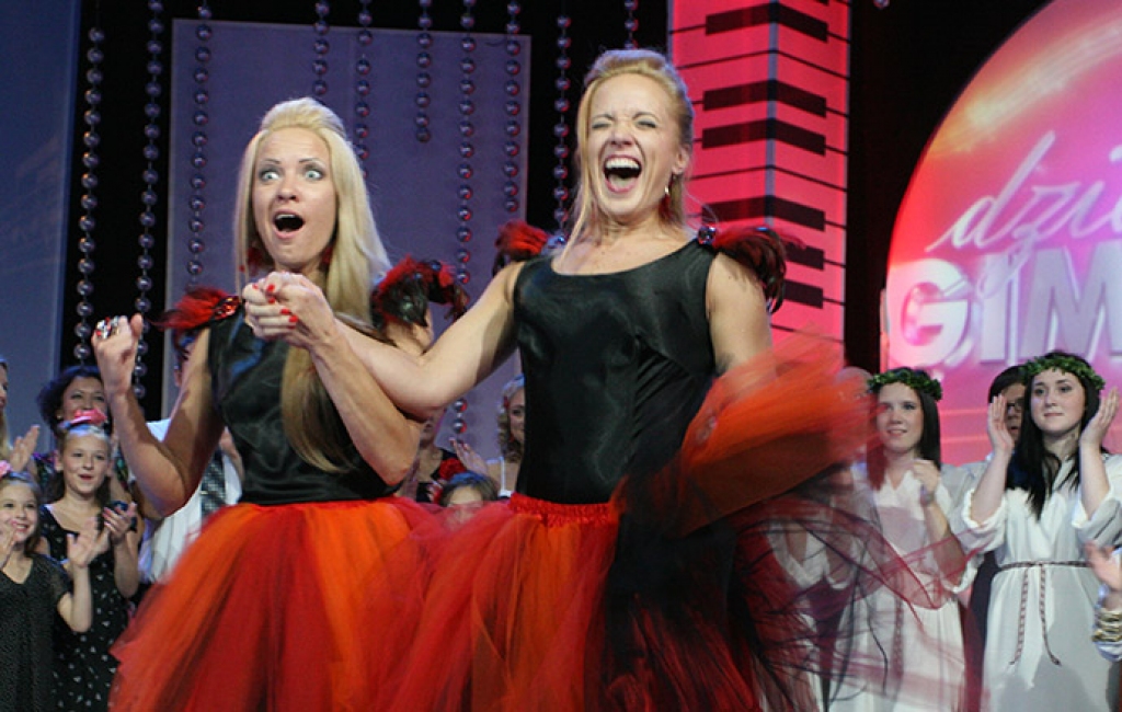 Telekompānijas LNT muzikālā šova «Dziedošās ģimenes» finālā iekļuvušas Aija Dūmiņa un Kitija Vīgupa. 
Autors: Publicitātes foto.