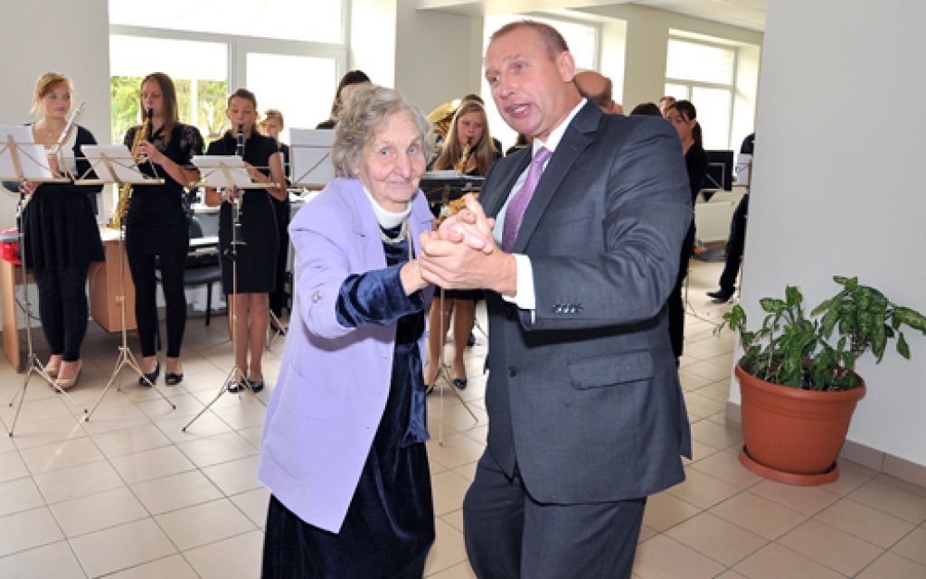 Zelmu Priedi uz simtās dzimšanas dienas pirmo valsi aicināja bijušais Valles pagasta padomes priekšsēdētājs Arvīds Zvirbulis.
Autors: Žanna Zālīte