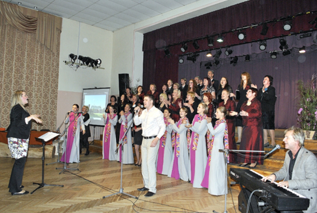 Uldis Marhilēvičs (no labās), Vecumnieku novada kopkoris un solisti.
Autors: Juris Iļņickis