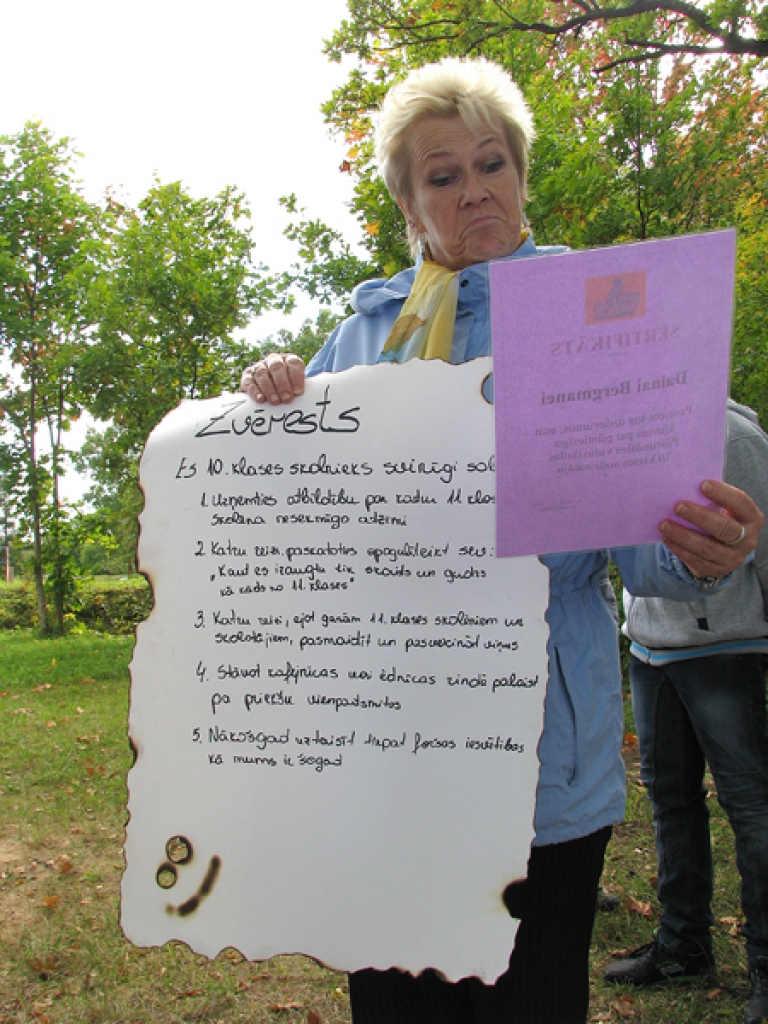 Dainai Bergmanei, klases audzinātājai, glabāšanā nodots desmitklasnieku svinīgais zvērests.
Autors: Vilnis Auzāns