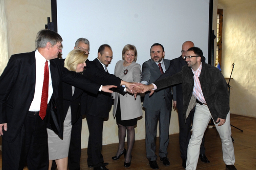 Baltu vienības dienas atklāšanas pasākumā Bauskas pilī rokās sadevās Latvijas un Lietuvas kultūras ministri Žaneta Jaunzeme-Grende un Arūns Gelūns, arī abu valstu vēstnieki – Ričards Degutis un Mārtiņš Virsis, kā arī citas amatpersonas, tādējādi  vēlreiz apliecinot abu tautu vienību.
Autors: Ivars Bogdanovs