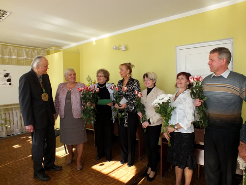 Bauskas novada Bērnu un jaunatnes sporta skolas (BJSS) kolektīvs kopā ar draugiem piektdien, 21. septembrī, 70 gadu jubilejā sumināja ilggadējo kolēģi, dambretes treneri un aktīvu sacensību organizatoru Māri Bergu.
Autors: Kristaps Ābelnieks