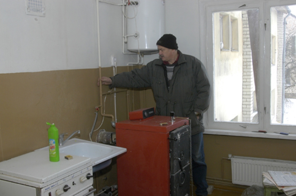 Vecsaules pagasta padomes komunālās saimniecības vadītājs Egīls Cers 2006. gadā Kūdrā vadīja telpu iekārtošanu krīzē nonākušo ģimeņu izmitināšanai. 
Autors: Ivars Bogdanovs