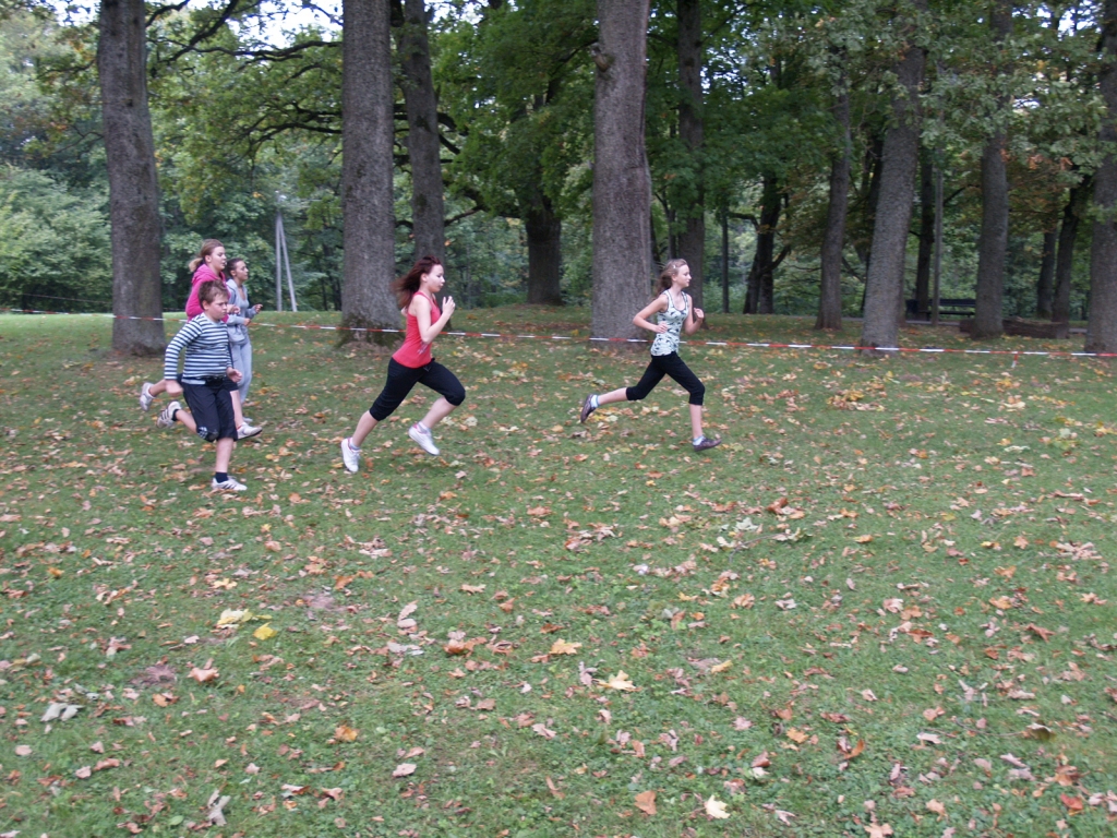 Meitenes trasē devās tikpat apņēmīgi kā zēni, nereti apsteidzot viņus.
Autors: Antra Ērgle