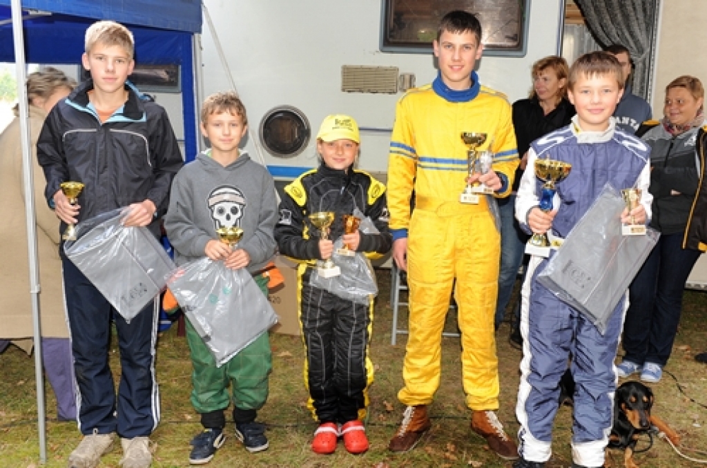 Endija Zaumane (vidū) kopā ar dažiem citiem sacensību dalībniekiem. 
Autors: No albuma.