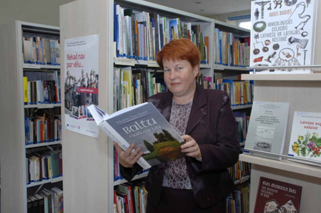  Ērika Pelcere, Bauskas Centrālās bibliotēkas Interneta lasītavas vadītāja  izrāda bibliotēkas jaunieguvumu.
Autors: Ivars Bogdanovs
