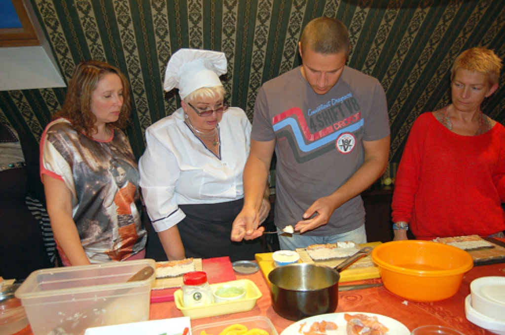 Iecavnieki Larisas Petrovas vadībā iemēģina roku suši gatavošanā.
Autors: Gita Kravala