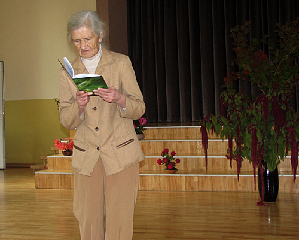 Savus jaunākos dzejoļus lasa Aina Medne.
Autors: Vilnis Auzāns