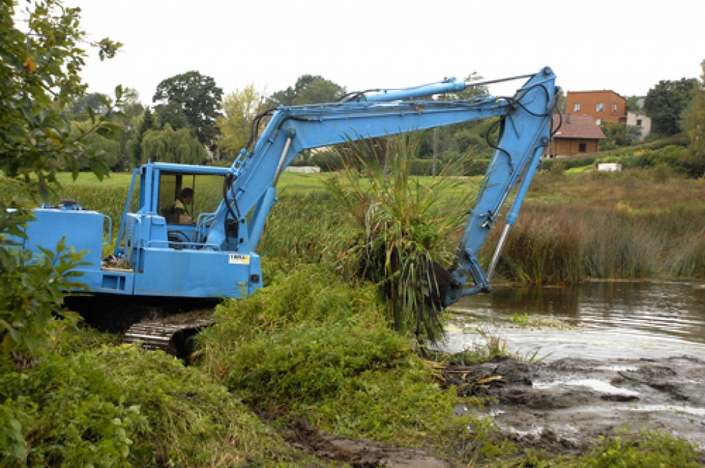 Mūsas kreiso krastu Bauskā tīra SIA «Viona». Līdzīgi darbi tika veikti 2009. gadā, kad Mūsas labajā krastā strādāja SIA «Lielpurviņi». Togad darbus veica, izlietojot tiem Norvēģijas valdības finansējumu. 
Autors: Ivars Bogdanovs