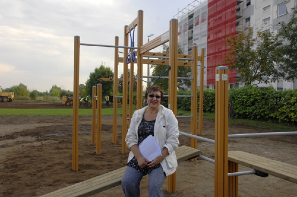 Mājas Pļavu ielā 8 pārvaldniece Ingrīda Liepa cer, ka turpmāk jaunieši brīvo laiku pavadīs, veltot enerģiju fiziskām aktivitātēm. Pagalmā izveidots futbola un basketbola laukums, dažādi vingrinājumu rīki.
Autors: Ivars Bogdanovs