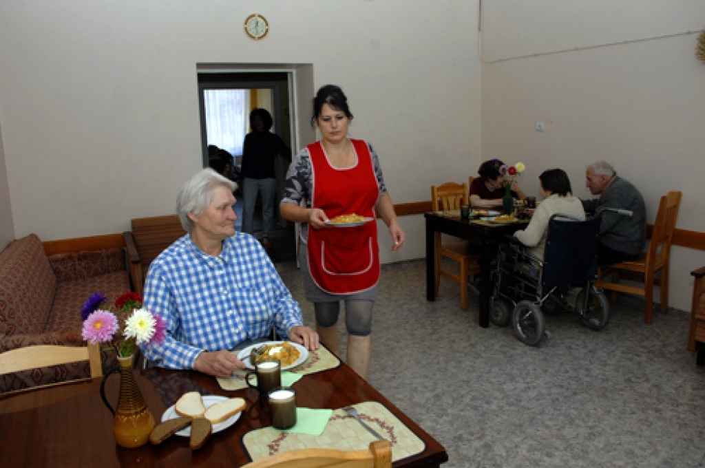 Pansionāta «Derpele» Bauskas filiāles vienas dienas ēdienkarte Brokastis – gurķu salāti, divas sviestmaizes, divas desas šķēles, kafija, tēja.  Pusdienas – vārīti kartupeļi, piena mērce, cūkgaļas kotletes, sautēti kāposti, kefīrs. Vakariņas – sviestmaizes, rīsu un gaļas kārtojums, tēja, kompots.
Autors: Ivars Bogdanovs