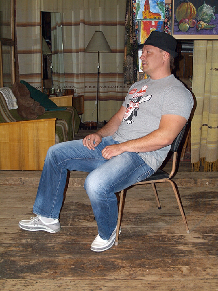 Andis Kaspars, jurists un spēka sporta veidu cienītājs, kā karikatūras modelis centās sēdēt mierīgi.
Autors: Madara Ērgle