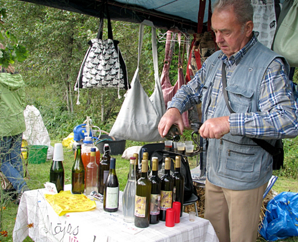 Baušķenieks Haralds Kampiņš ikvienu gatavs uzcienāt ar mājās darināto vīnu. Ja kādam dzira īpaši smeķēja, to varēja arī iegādāties. 
Autors: Vilnis Auzāns