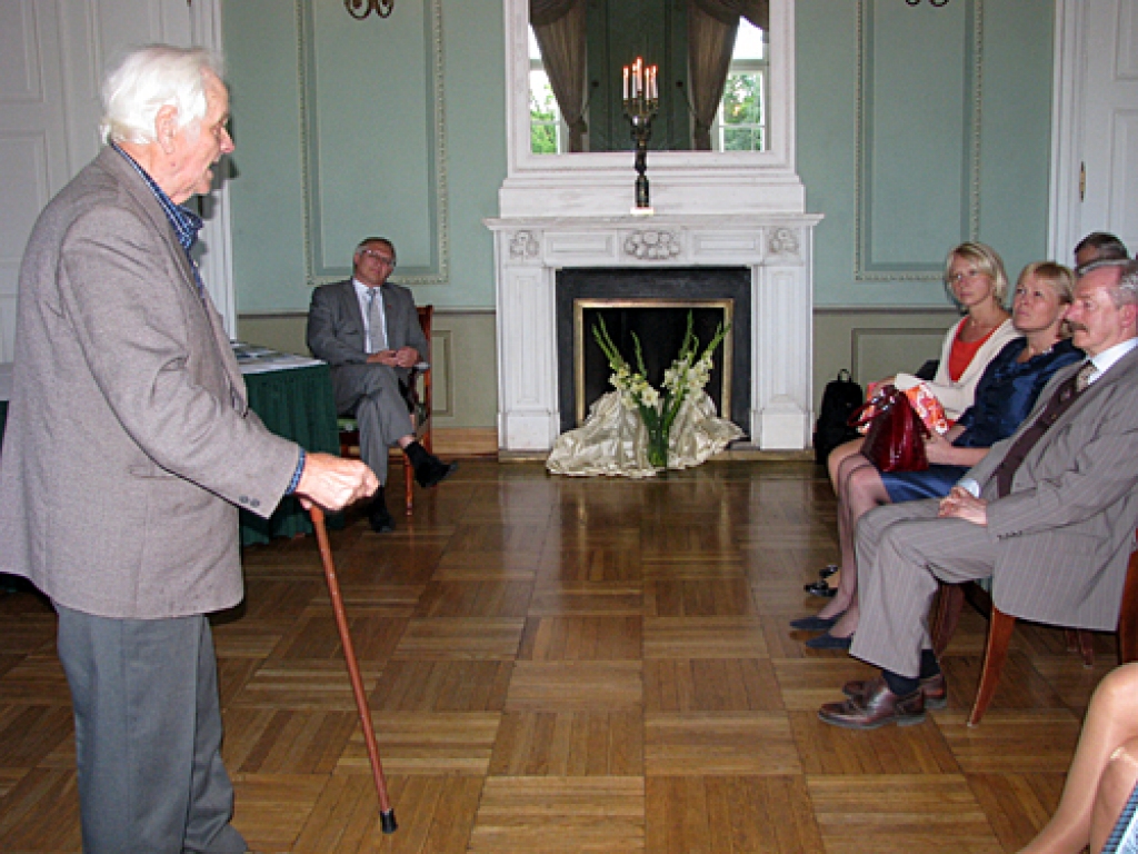 Mežotnes iedzīvotājs Egons Fridrihsons aicināja diskusijas dalībniekus, tostarp kultūras ministri Žaneti Jaunzemi-Grendi veltīt visas pūles un enerģiju Mežotnes baznīcas atjaunošanai. 
Autors: Vilnis Auzāns