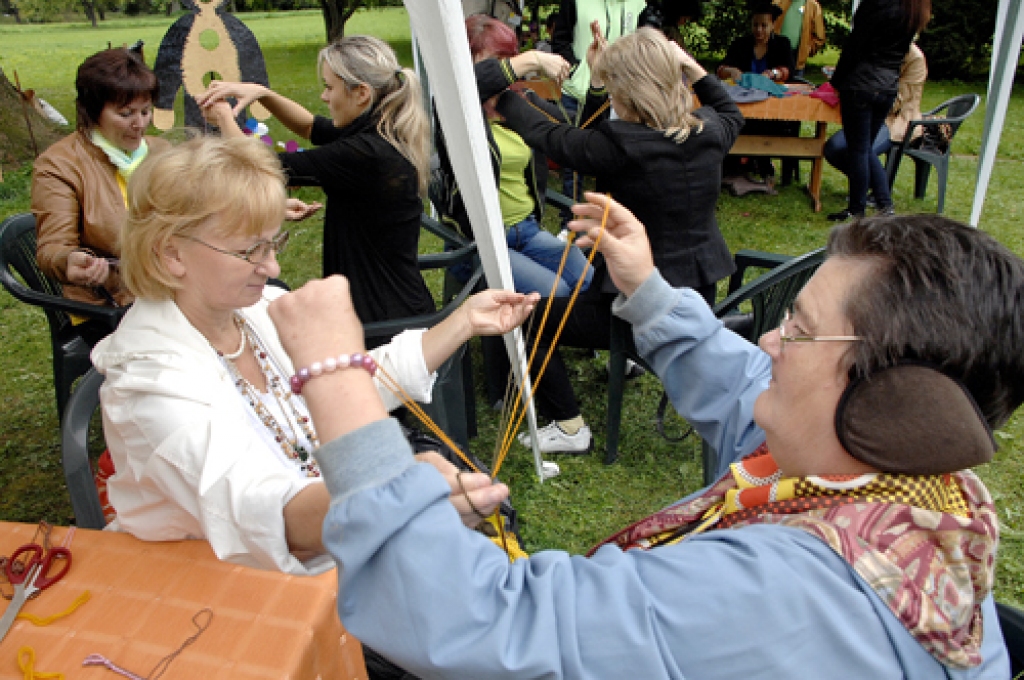 Gunta Novika Svitenē latviešiem un lietuviešiem mācīja pīt prievītes un, ieskatījusies pulkstenī, brīnījās, ka trīs stundas pagājušas nemanot.
Autors: Ivars Bogdanovs